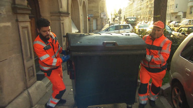 zwei Müllmänner bei der Arbeit (Foto: SWR)