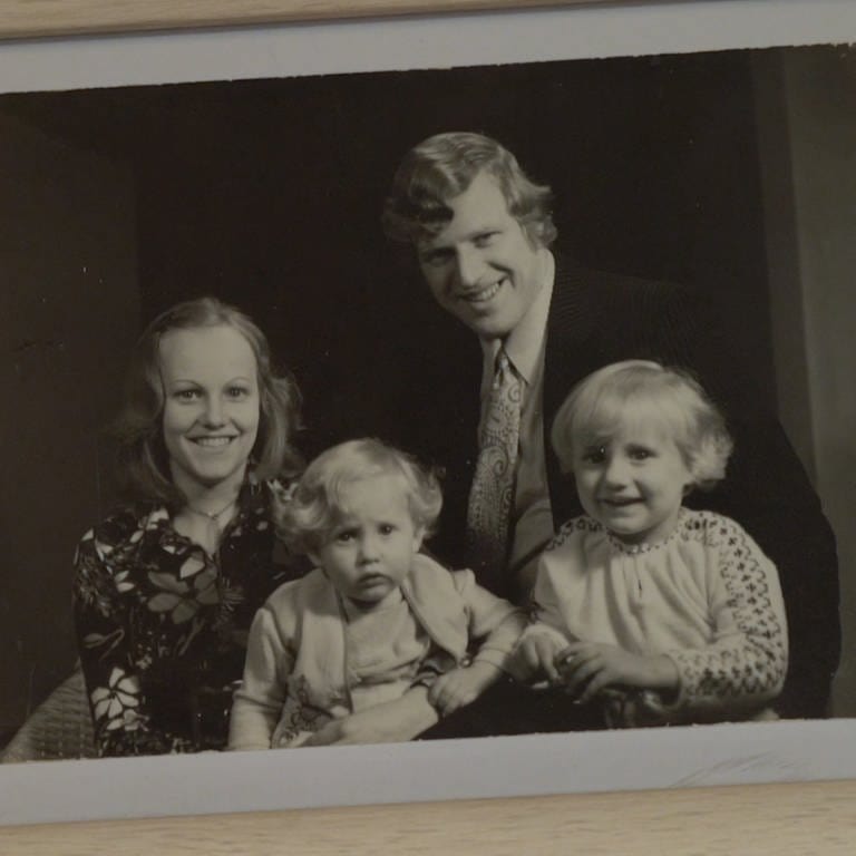 Schwarzweiß-Foto einer Familie mit zwei Kindern