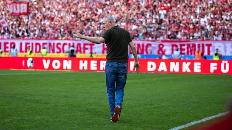 Christian Streich verabschiedet sich bei einer Ehrenrunde nach seinem letzten Heimspiel von den Fans des SC Freiburg.