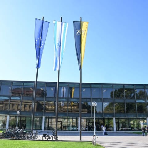 Das Gebäude des baden-württembergischen Landtags - davor Flaggen von Europa, Israel und Deutschland gehisst.
