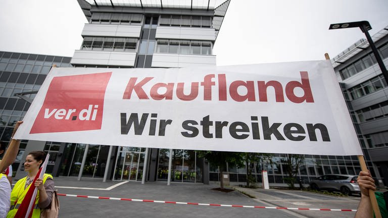 Kaufland: Streik vor der Zentrale des Konzerns in Neckarsulm