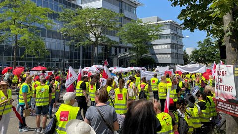 Am Freitag hat ver.di bei Kaufland zum Streik aufgerufen. Vor der Kaufland-Zentrale in Neckarsulm (Kreis Heilbronn) fand eine Kundgebung statt.