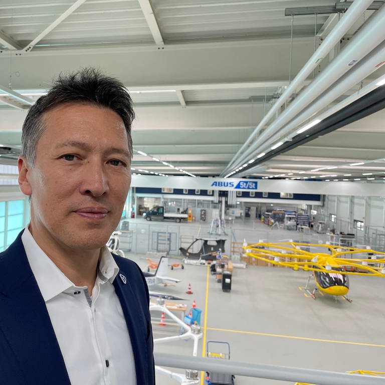 Dirk Hoke, CEO von Volocopter, steht im Hangar des Unternehmens in Bruchsal.