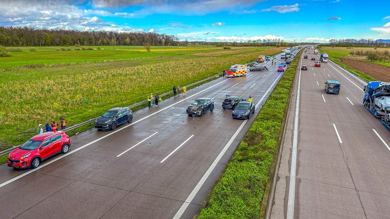 Verunfallte Autos auf der A5 (Foto: Christina Häußler / EinsatzReport24)