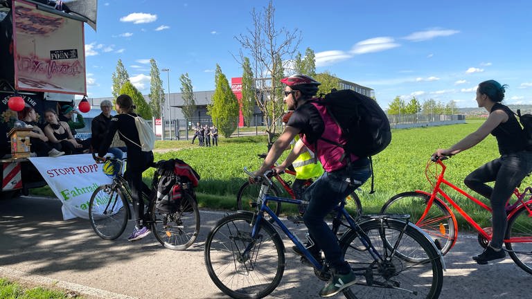Fahrradfahrer der Demonstration "Stopp Kopp" auf dem Weg zum Verlagssitz Kopp