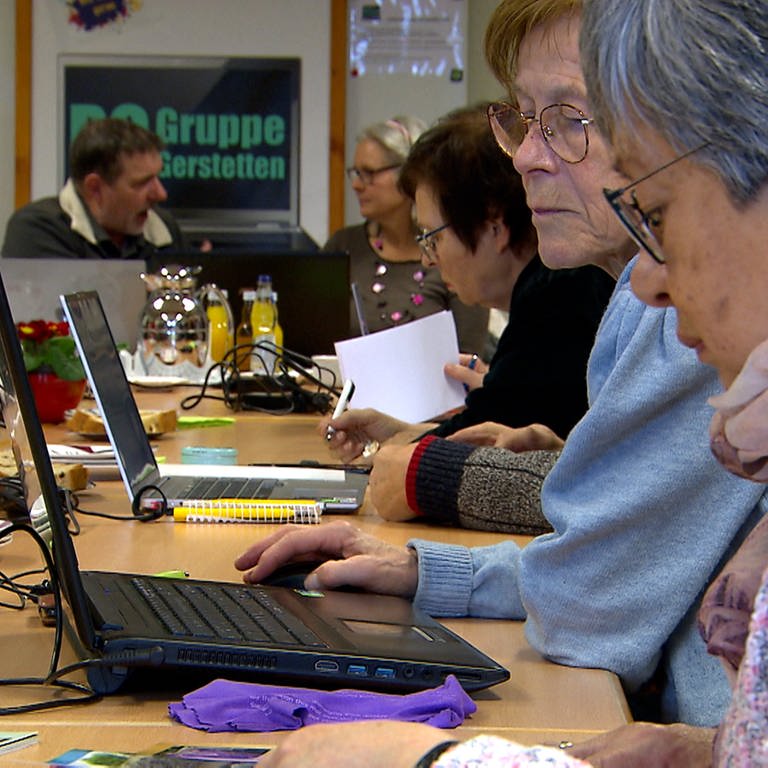 Fast zwei Dutzend Seniorinnen und Senioren helfen sich in Gerstetten gegenseitig bei technischen Fragen.