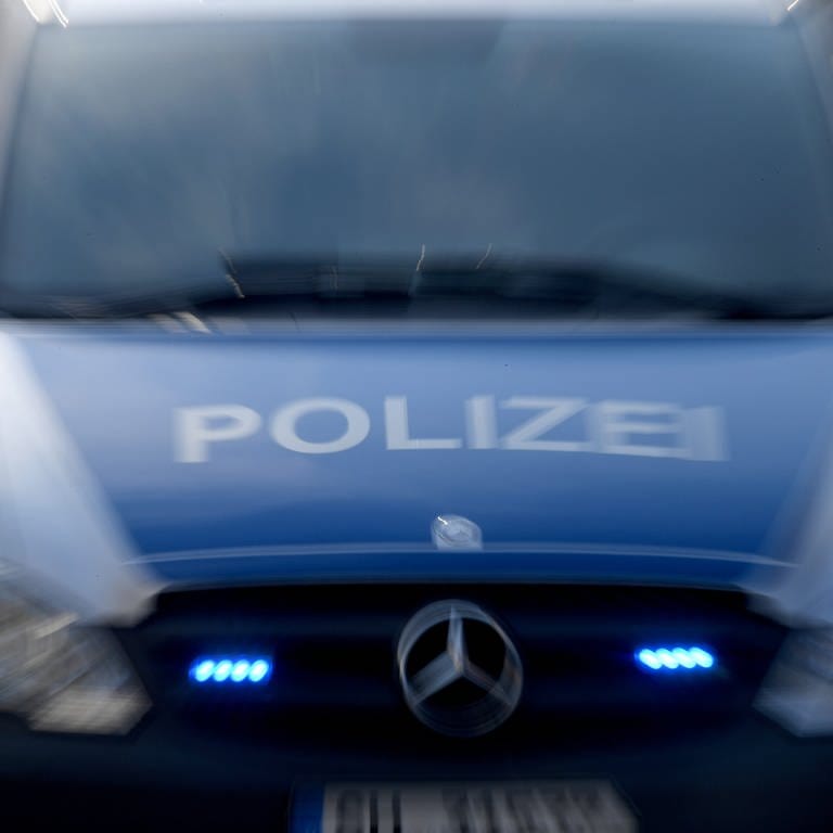 Ansicht eines Polizeiautos im Zoom-Effekt. Schon zum zweiten Mal in diesem Jahr hat es in Dietenheim im Alb-Donau-Kreis einen Überfall auf die Filiale der Sparkasse gegeben (Symbolfoto).