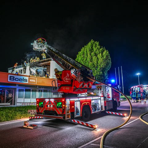 Bei einem Wohnungsbrand in Aalen mussten sich drei Bewohner auf einem Firmendach in Sicherheit bringen. 