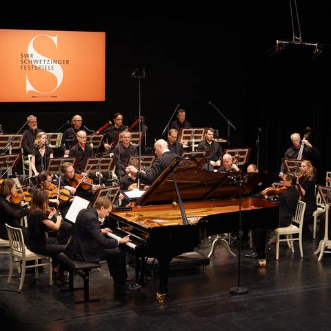 Antonello Manacorda dirigiert das SWR Symphonieorchester - Solist: Fabian Müller (Klavier)