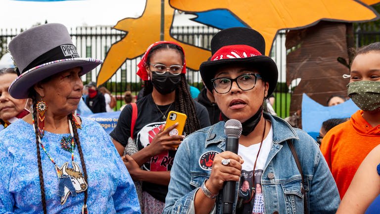 Eine Aktivistin der amerikanischen Ureinwohner während einer Protestaktion 2021 vor dem Weißen Haus. Die Demonstranten haben zwei Forderungen an die Biden-Regierung: die Genehmigung von Projekten für fossile Brennstoffe einzustellen und eine Transformation zu erneuerbaren Energien voranzutreiben. 