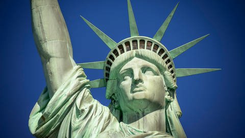 Die Freiheitsstatue auf Liberty Island im New Yorker Hafen: Die siebenstrahlige Krone symbolisiert die sieben Weltmeere