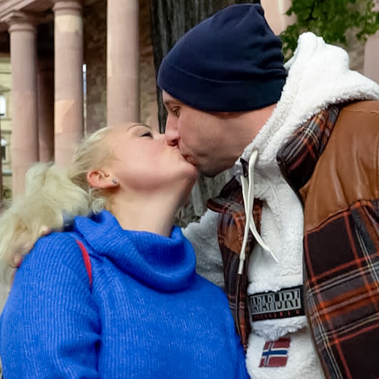 Das Paar Daniela und Giuseppe küssen sich in der Innenstadt in Karlsruhe.