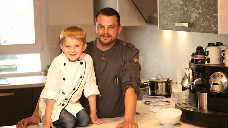 „Viele Eltern wissen nicht mehr, was sie mit ihren Kindern machen sollen. Warum nicht zusammen kochen?“ Berufskoch Martin hat einen YouTube-Kanal, auf dem er mit seinem Sohn kocht.