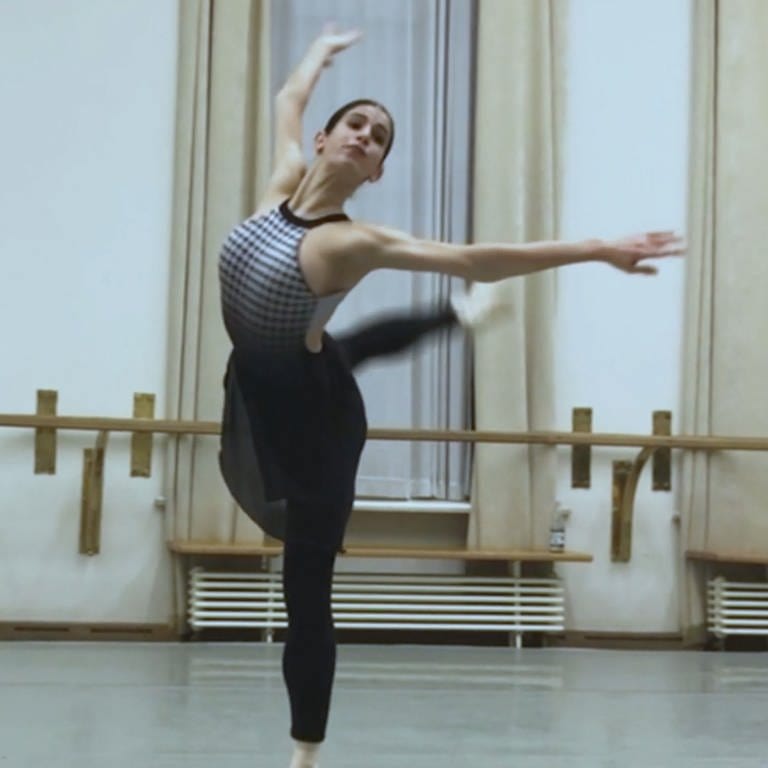 Junge Frau tanzt Ballett