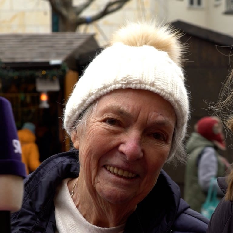 Eine junge und eine alte Frau lachen auf dem Mainzer Weihnachtsmarkt
