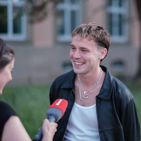 Felix Jaehn im Interview mit Festivalreporterin Cora auf der SWR Sommerfestival in Stuttgart.