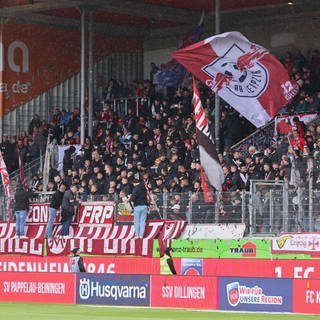 Fans von RB Leipzig im Stadion vom 1. FC Heidenheim