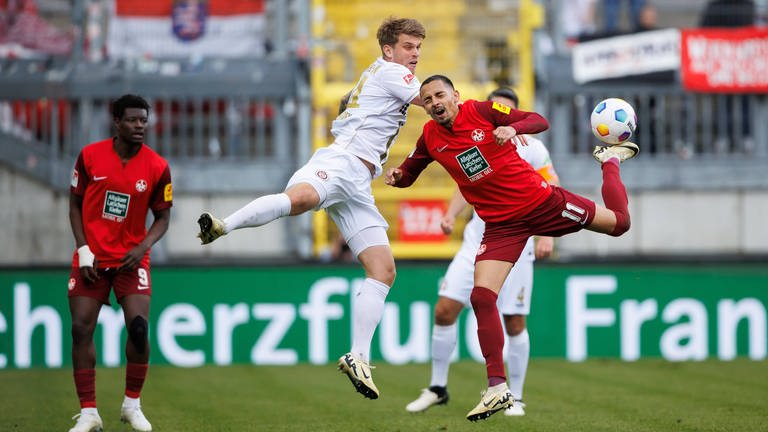 Kenny Prince Redondo (1.FC Kaiserslautern) im Kopfballduell mit Marcus Mathisen (SV Wehen Wiesbaden).