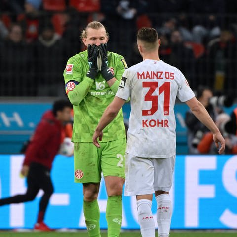 Dominik Kohr und Robin Zentner vom 1 FSV Mainz 05 auf der Suche nach Erklärungen.
