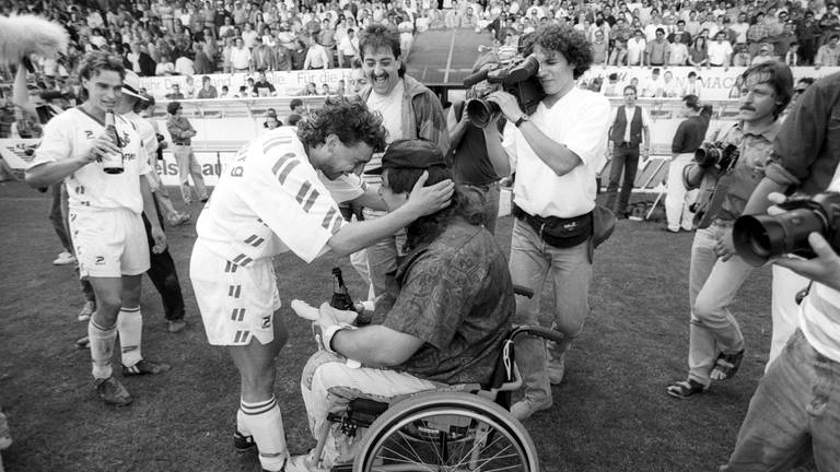 Schlussjubel SC Freiburg, der Aufstieg in die 1. Bundesliga ist gesichert, Altin Rraklli jubelt mit einem Fan im Rollstuhl