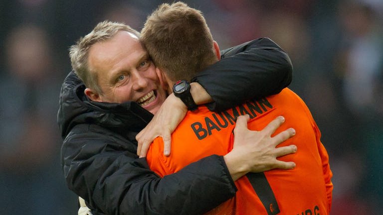 Trainer Christian Streich umarmt Torhüter Oliver Baumann