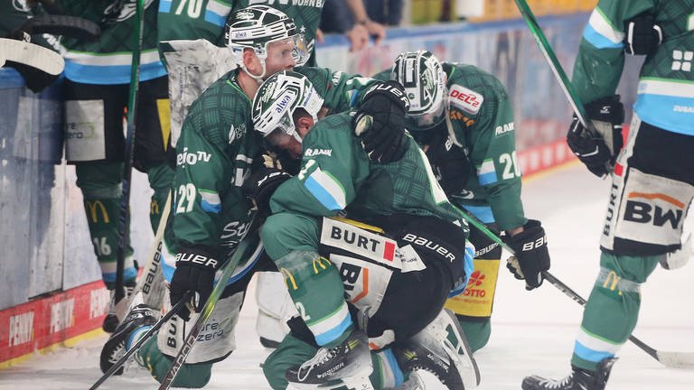 Eishockeyspieler Alexander Preibisch und Fabjon Kuqi von den Bietigheim Steelers kniend auf dem Eis.