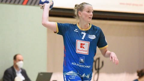 Lynn Knippenborg steht im Trikot der Neckarsulmer Sport-Union auf dem Feld - das NSU-Logo auf der Brust.