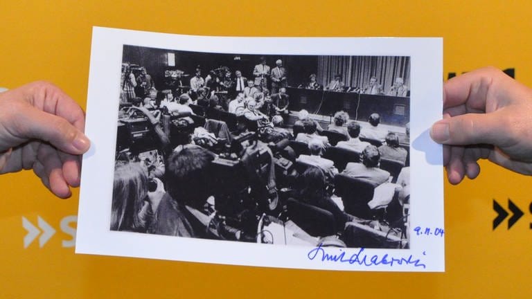 Foto der Pressekonferenz, in der Schabowski die Reisefreiheit der DDR-Bürger ankündigt
