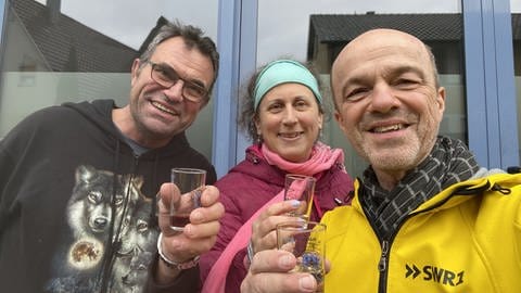 SWR1 Reporter Thomas Bormann stößt an mit den SWR1 Hörern Katja und Wolfgang. Sie haben zusammen eine kleine Weinprobe gemacht. (Foto: SWR)