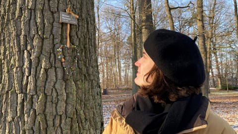 Sissy aus Leinfelden-Echterdingen am Baumgrab ihres verstorbenen Vaters