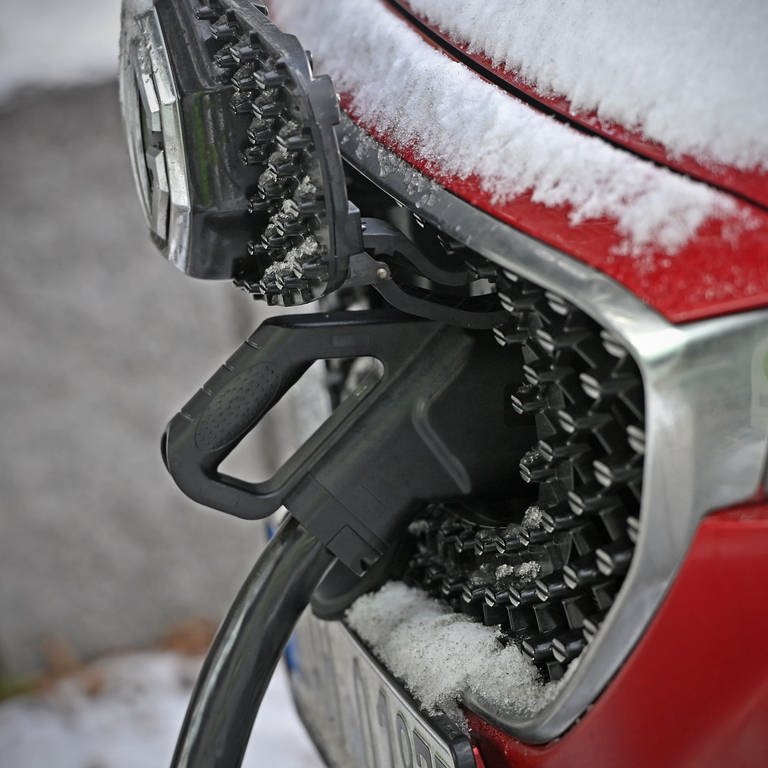 E-Auto im Winter an Ladesäule