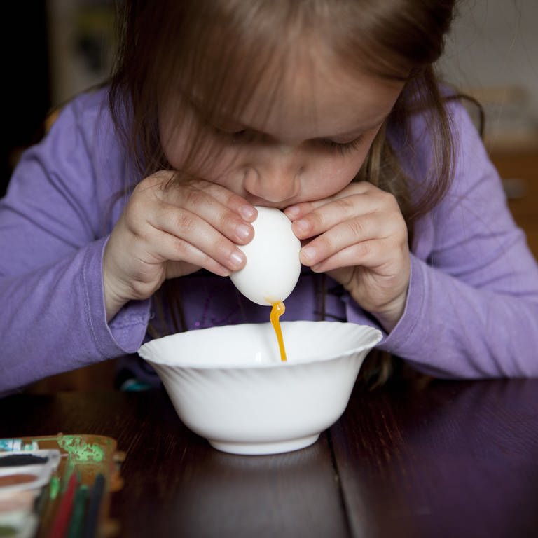 Ostereier auspusten, aber richtig: Salmonellengefahr bei rohen Eiern