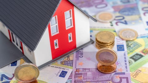 Konditionen vergleichen lohnt sich: Mit einem günstigen Bau- oder Immobilienkredit lassen sich Zehntausende Euro sparen.
