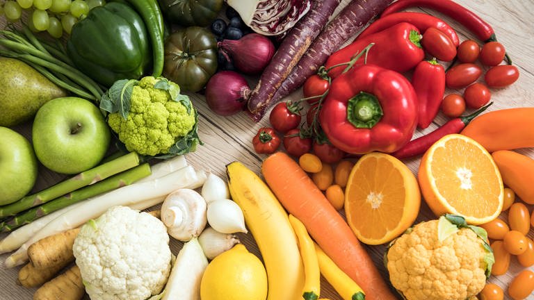 Ein bunter Kreis aus Obst und Gemüse | Warum sekundäre Pflanzenstoffe für gesunde Ernährung wichtig sind
