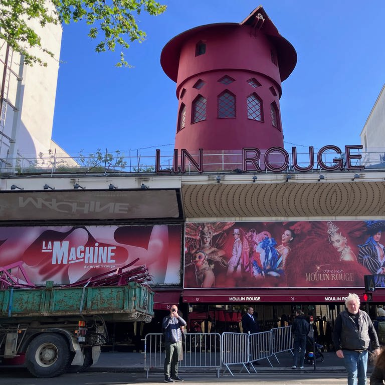 25. April: Plötzlich war die Mühle flügellos: Die Mühlenräder des weltberühmten Kabaretts "Moulin Rouge" in Paris sind zusammen mit einigen Buchstaben des Namens vom Dach gefallen. Das Varieté-Theater am Fuße des Montmartre ist ein Touristenmagnet und gilt als Geburtsort des Cancan-Tanzes. Es wurde 1889 eröffnet – im selben Jahr, in dem auch der Eiffelturm in der französischen Hauptstadt fertiggestellt wurde. (Foto: picture-alliance / Reportdienste, picture alliance/dpa/AP|Oleg Cetinic)
