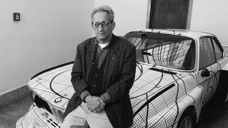 4. Mai: Der US-amerikanische Künstler Frank Stella ist im Alter von 82 Jahren verstorben. Stella, der seinen Durchbruch in den 1950er-Jahren mit einer Reihe rein schwarzer Gemälde schaffte, feierte auch als Schöpfer großformatiger Skulpturen Erfolge. 