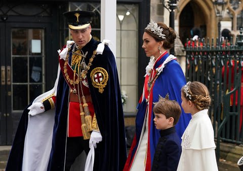 Prinz William, Prinzessin Kate und die Kinder Prinzessin Charlotte und Prinz Louis auf dem Weg zur Krönungszeremonie.