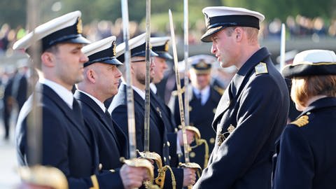 William spricht mit Soldaten in Formation: Der Prince of Wales, besucht he Lord High Admirals Divisions at the Britannia Royal Naval College in Dartmouth.