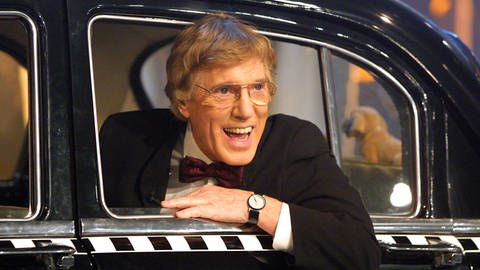 Sänger und Komponist Henry Valentino (Hans Blum) in der MDR-Show "Schlager des Jahres". Er schaut aus einem schwarzen Auto heraus.