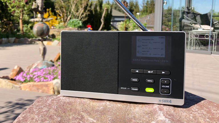 Digitalradio steht auf einer Terrasse bei Sonnenschein