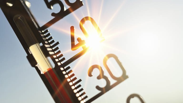 Thermometer zeigt vor sengender Sonne 40 Grad. Mehr Tage mit diesen Temperaturen sind ein Hinweis auf den Klimawandel.  
