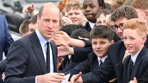 Prinz William besucht die Schlerinnen und Schüler einer Schule in Sandwell und schüttelt viele Hände.