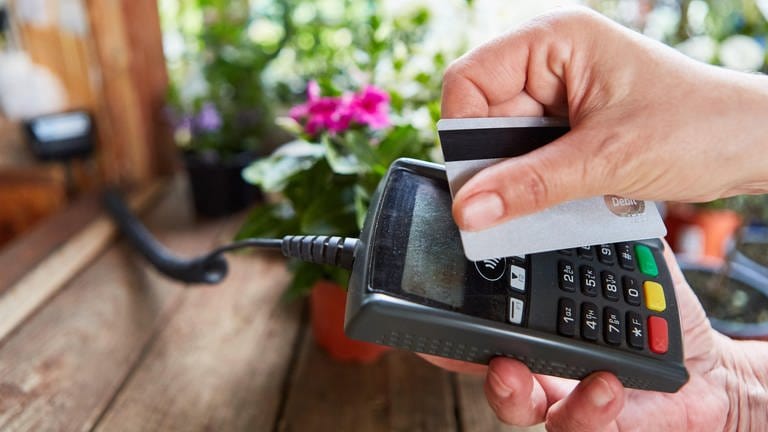 Bargeldlose Zahlung mit der Bankkarte ganz einfaches kontaktloses Bezahlen