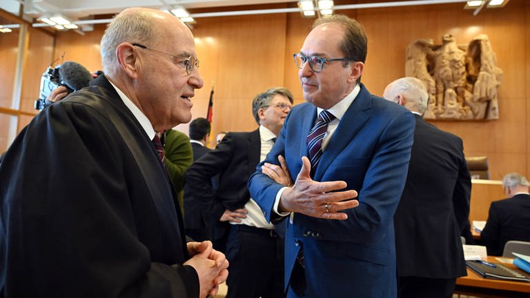 Im Bundesverfassungsgericht warten Gregor Gysi (Die Linke) und Alexander Dobrindt (CSU) auf den Beginn der Verhandlung über die Wahlrechtsreform der Ampel-Koalition. 