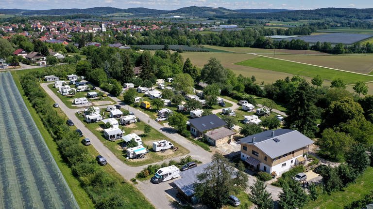 Der Campinggarten Wahlwies von Betreiber Volker und Andrea Knaust liegt am Ortsrand von Wahlwies, das nur wenige Kilometer vom Bodensee entfernt ist. (Aufnahme mit Drohne)
