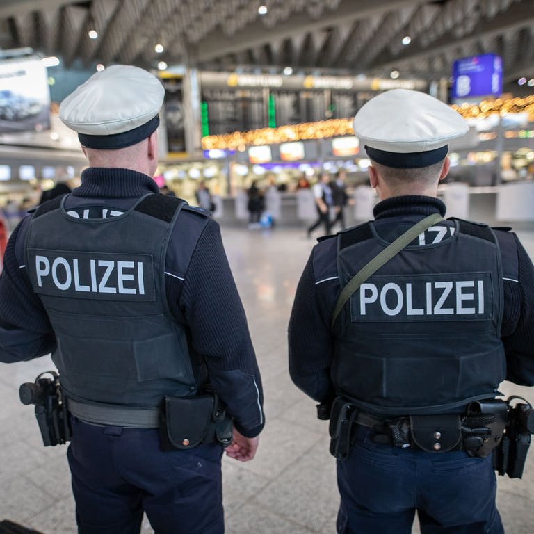21.12.2018, Hessen, FrankfurtMain: Bundespolizisten gehen durch das Terminal 1 des Frankfurter Flughafens. Nach Ausspähversuchen an anderen Flughäfen und möglichen Anschlagsplänen sind die Sicherheitsbehörden besonders wachsam