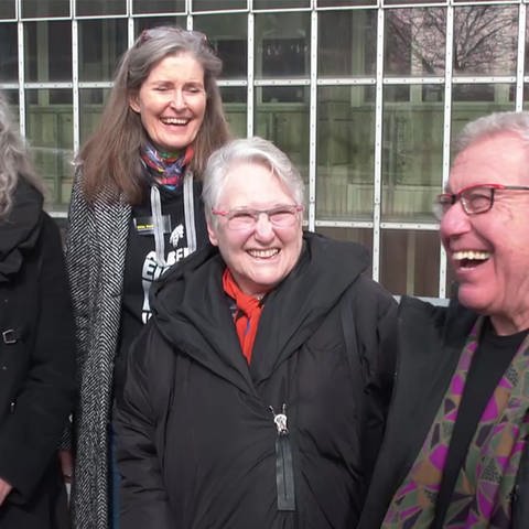 Architekt Libeskind und drei Frauen stehen in einer Runde und lachen