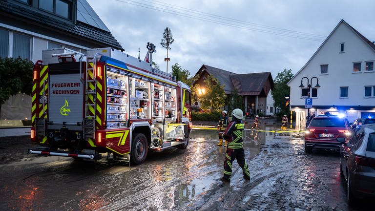 Einsatzkräfte der Feuerwehr sind nach einem Unwetter in der Gemeinde Bisingen im Zollernalbkreis im Einsatz. Der Bisinger Marktplatz und die Straßen rund um das Ortszentrum stehen unter Wasser. (Foto: dpa Bildfunk, picture alliance/dpa | Silas Stein)