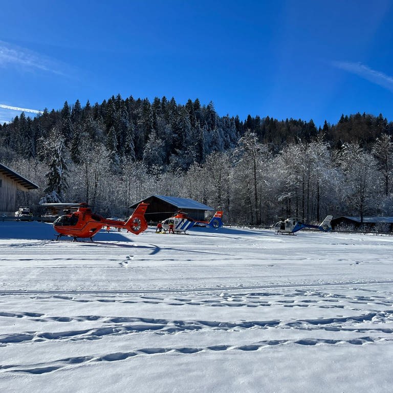 Rettungshubschrauber sind im Einsatz in den Allgäuer Alpen.