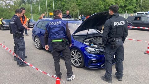 Polizeibeamte kontrollieren getunte Fahrzeuge im Umfeld der Messe "Tuning World Bodensee" in Friedrichshafen.